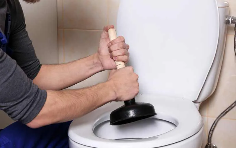 Comment déboucher des toilettes sans ventouse ?