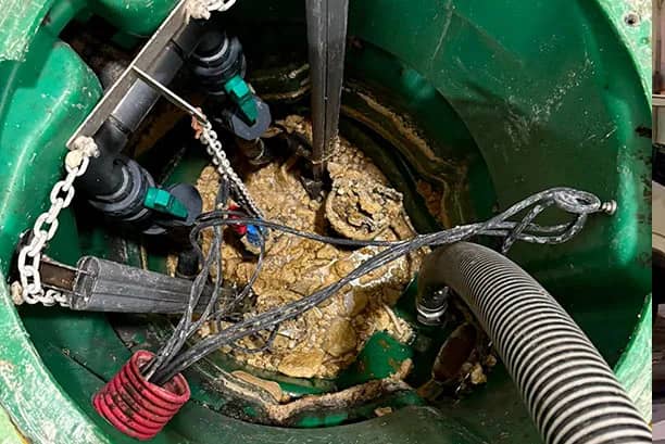 Intervention avec un camion hydrocureur pour Pompage d'une pompe de relevage