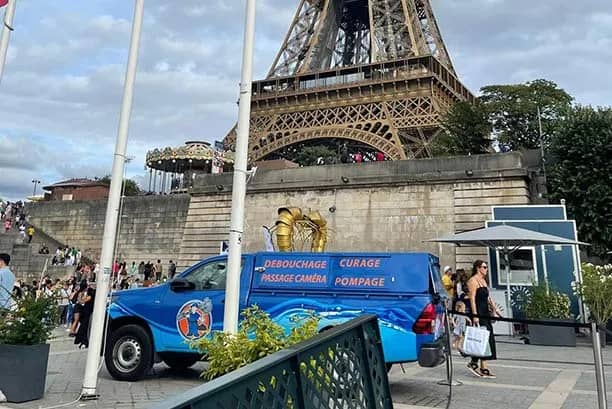 Debouchetout est au service de la ville de Paris pour entretenir et réparer les canalisations vétustes et abîmées.