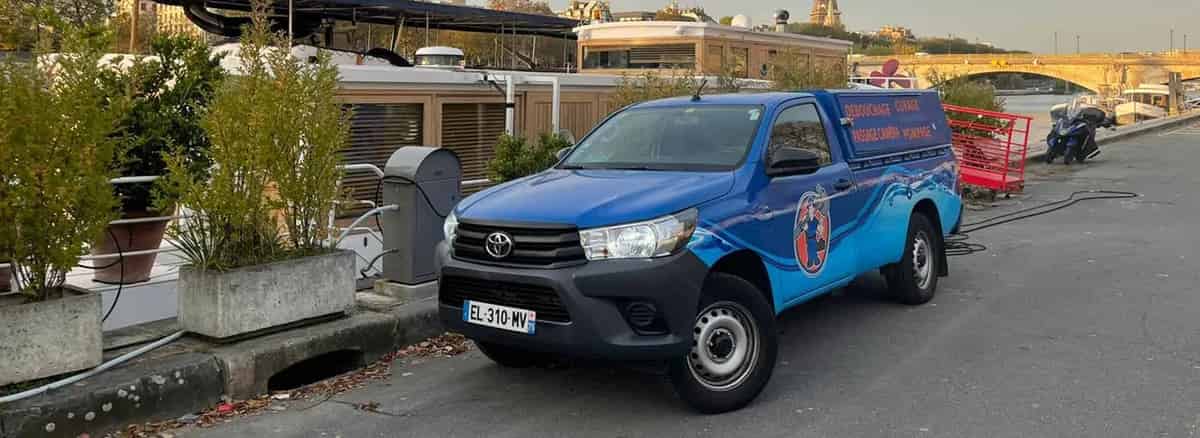 Techniciens et véhicules DEBOUCHETOUT à Paris