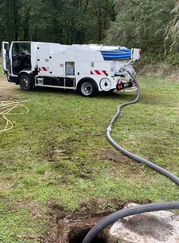 Débouchage d'une canalisation par un technicien DEBOUCHETOUT