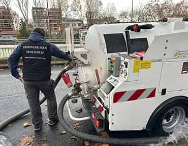 Plombier DEBOUCHETOUT en intervention d'urgence à Paris