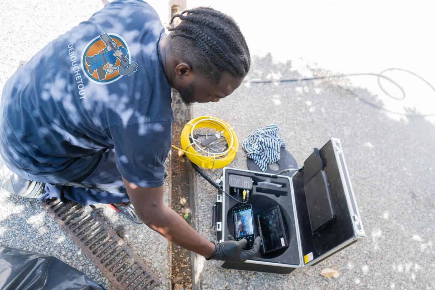 Technicien DEBOUCHETOUT réalisant une inspection caméra de canalisation