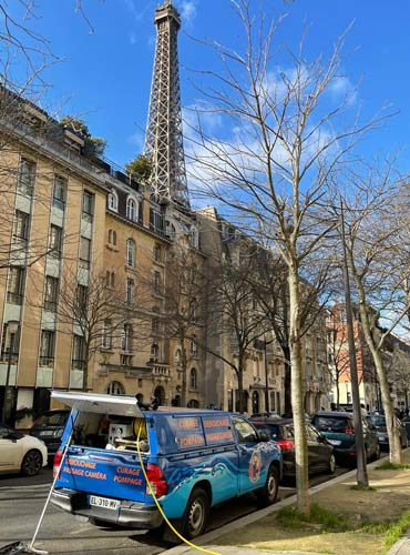 Vehicule DEBOUCHETOUT a Paris pres de la Tour Eiffel